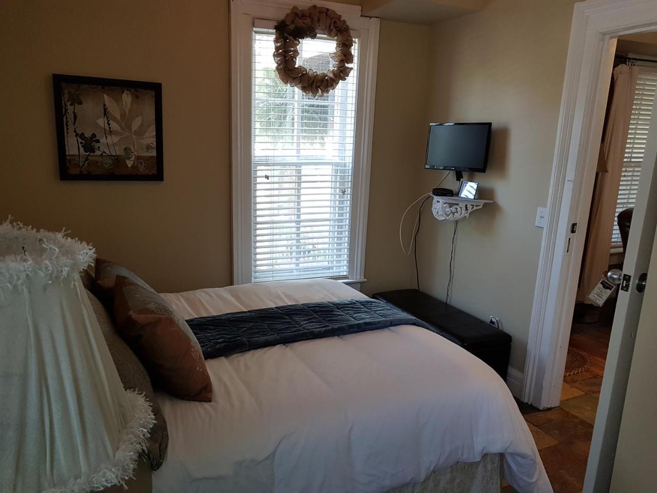 Hellemsfield Inn & Bed And Breakfast Kingsville Екстериор снимка