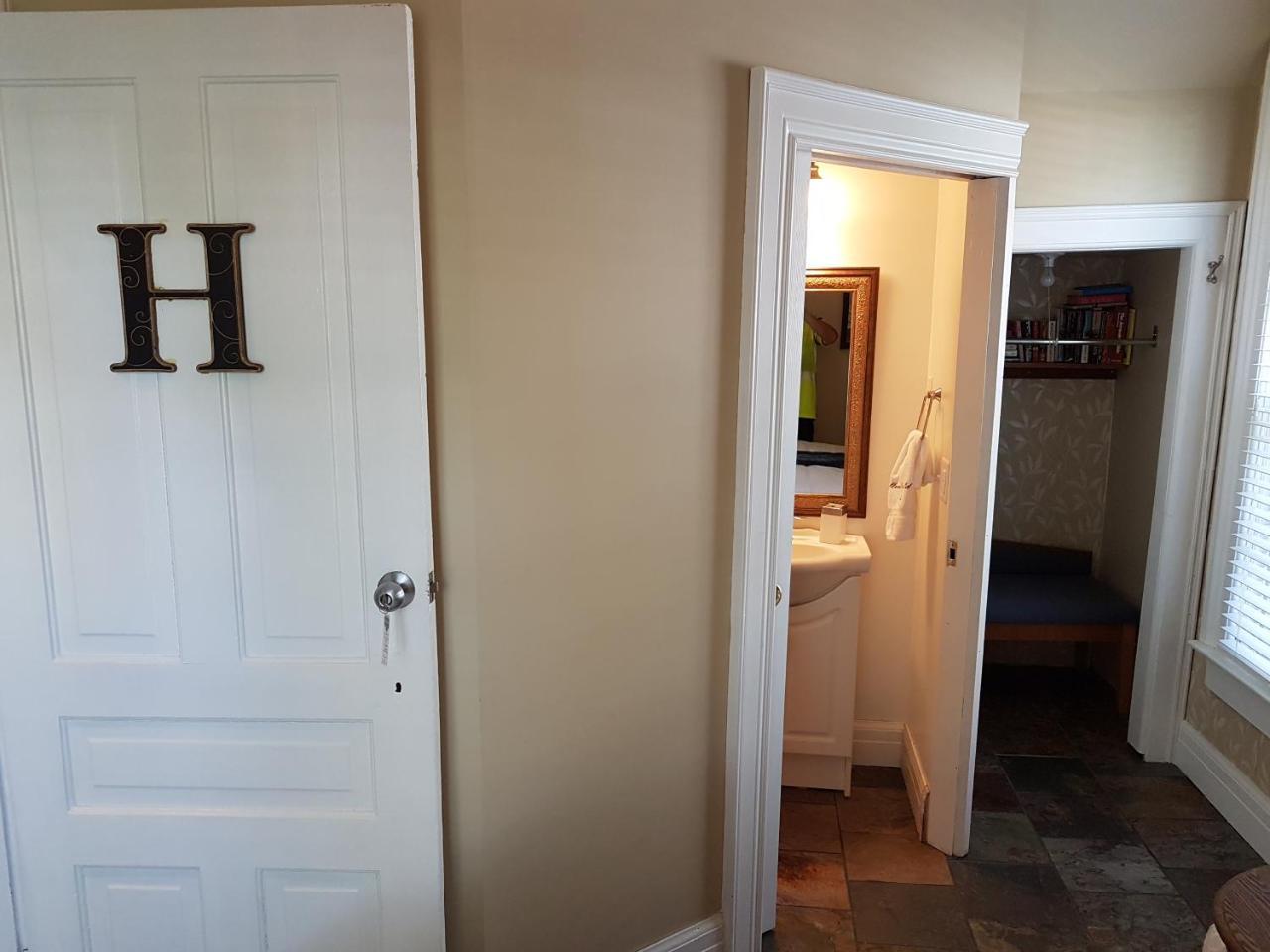 Hellemsfield Inn & Bed And Breakfast Kingsville Екстериор снимка