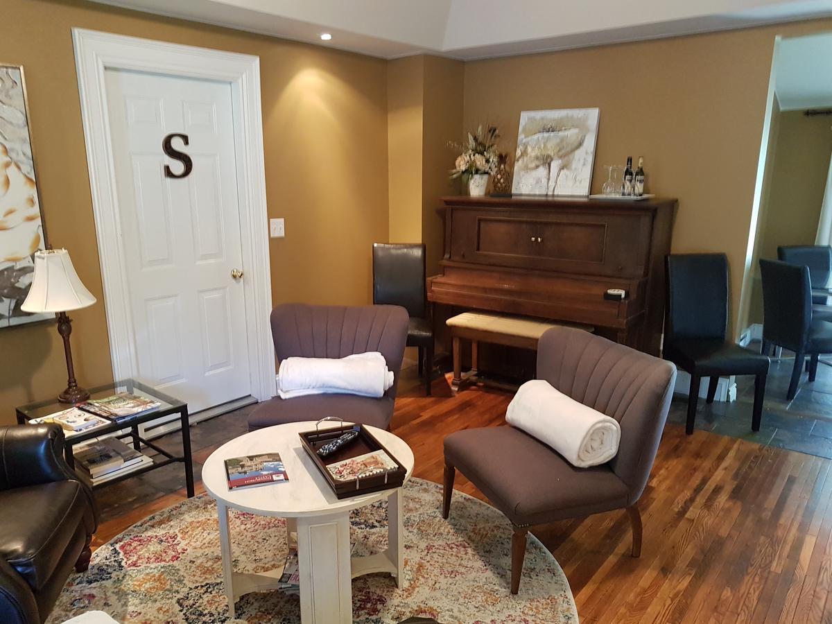 Hellemsfield Inn & Bed And Breakfast Kingsville Екстериор снимка