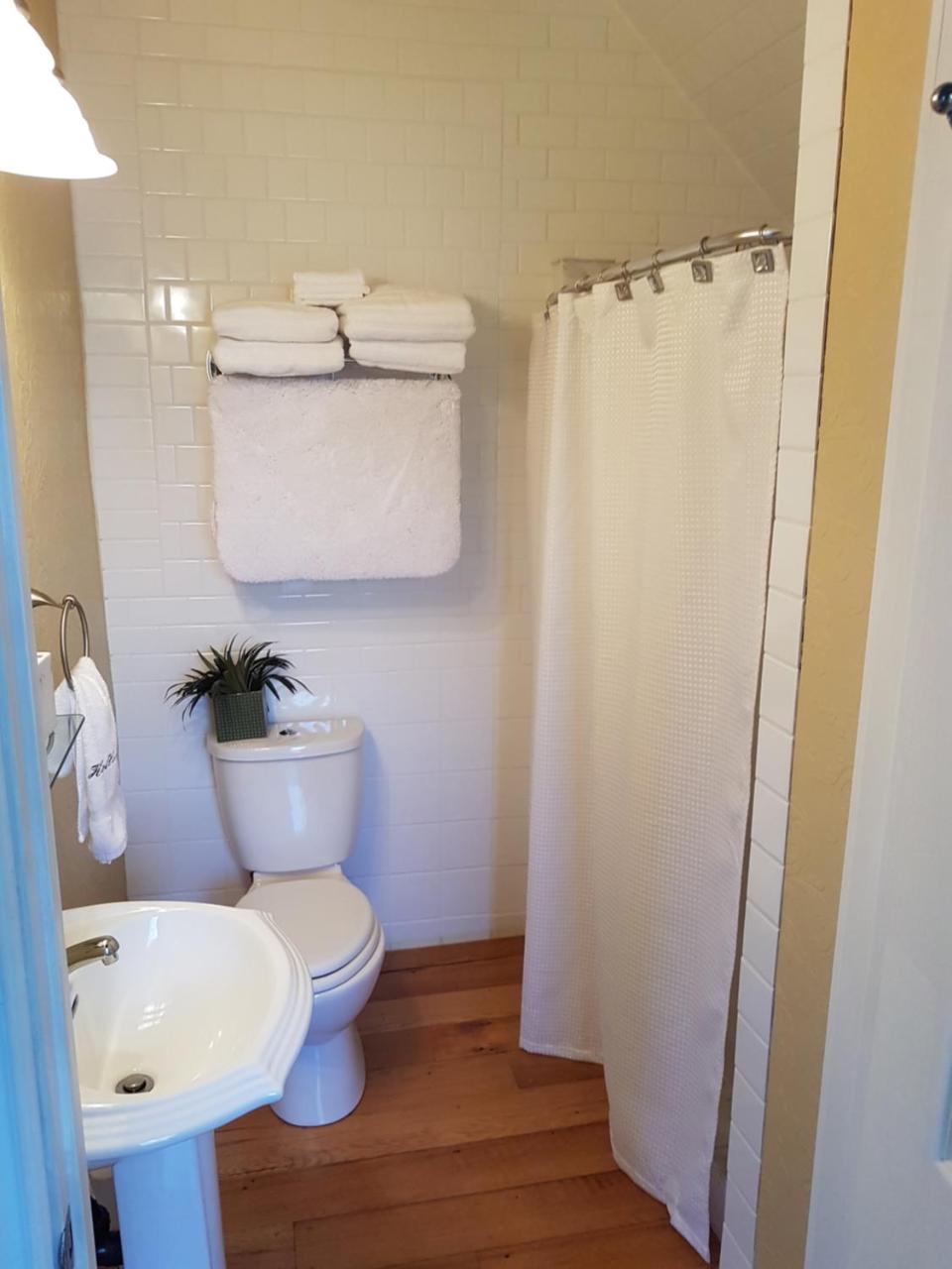 Hellemsfield Inn & Bed And Breakfast Kingsville Екстериор снимка